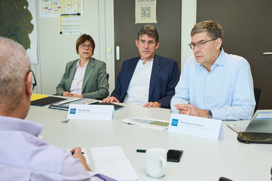 Simone Raskob, Geschäftsbereichsvorständin Umwelt, Verkehr und Sport, Ralf Becker, Betriebsleiter SBE, und Dr. Heiner Peschers, Institut für Sportstättenberatung GmbH, Bielefeld