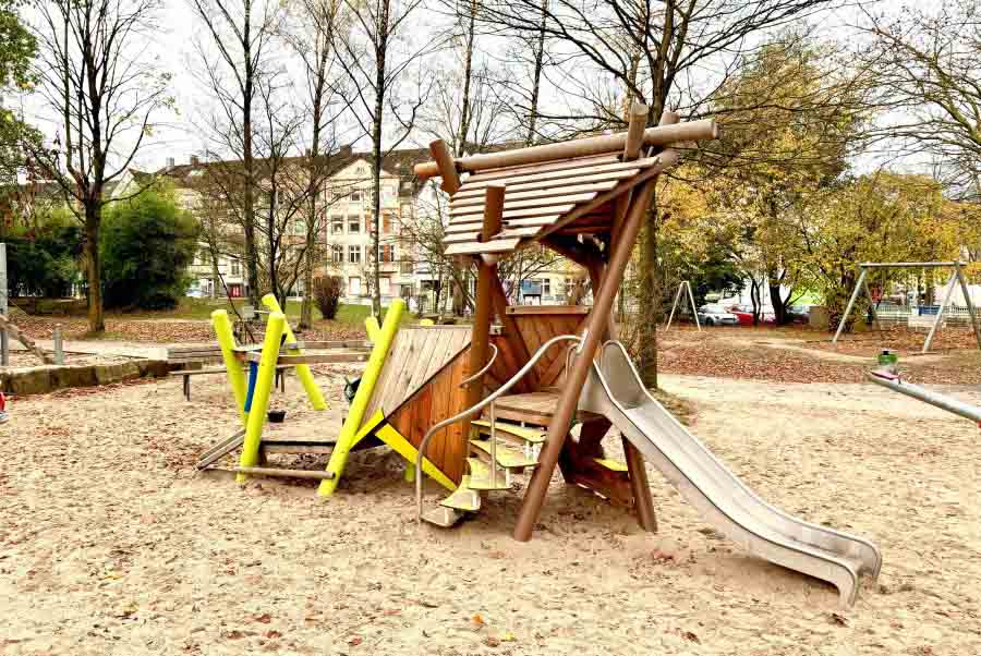 Sandspielgerät auf dem Spielplatz Manfredstraße