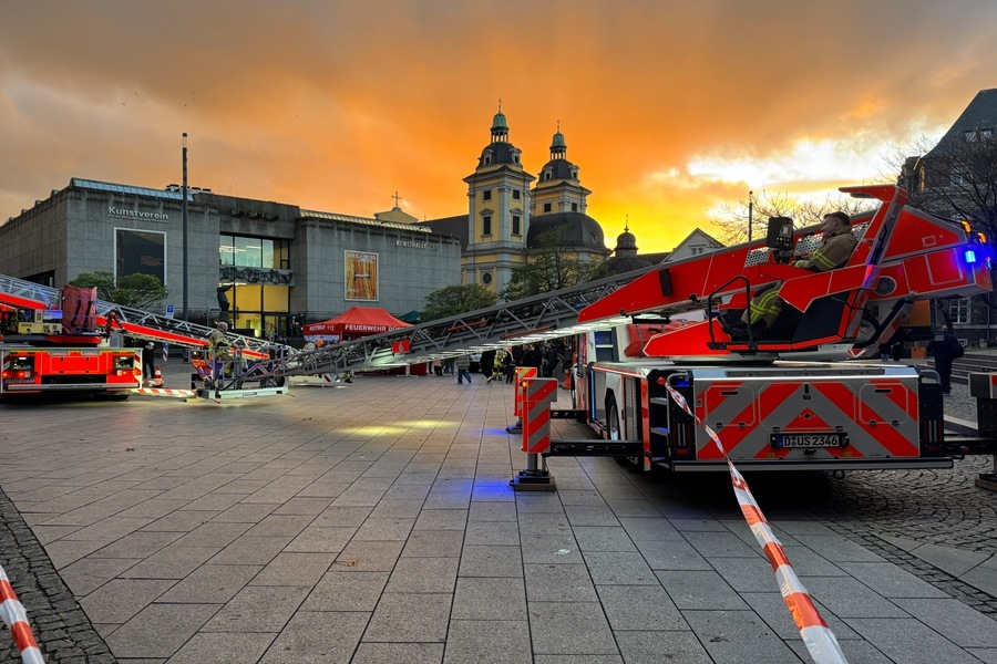 Ein fester Bestandteil und zugleich beliebteste Attraktionen der Feuerwehr-Adventssammlung ist eine Fahrt mit der Drehleiter