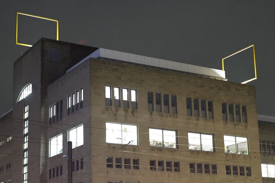 Nach Einbruch der Dämmerung erstrahlen ab sofort die Rahmen der Künstlerin Barbara Wille auf dem Dach des KAP1