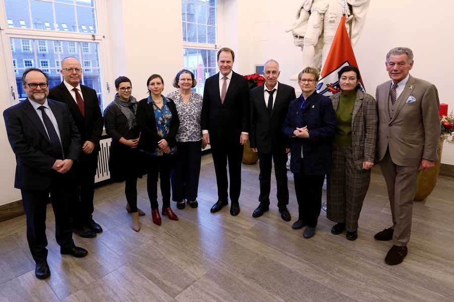 Anfang dieser Woche durfte Oberbürgermeister Dr. Stephan Keller gemeinsam mit Sylvia Löhrmann, Staatsministerin a.D. und Antisemitismusbeauftragte des Landes Nordrhein-Westfalen, der Beigeordnete für Kultur und Integration der Landeshauptstadt Düsseldorf, Miriam Koch, und dem Antisemitismusbeauftragten der Landeshauptstadt Düsseldorf, Wolfgang Rolshoven, die Delegation im Jan-Wellem-Saal des Rathauses begrüßen