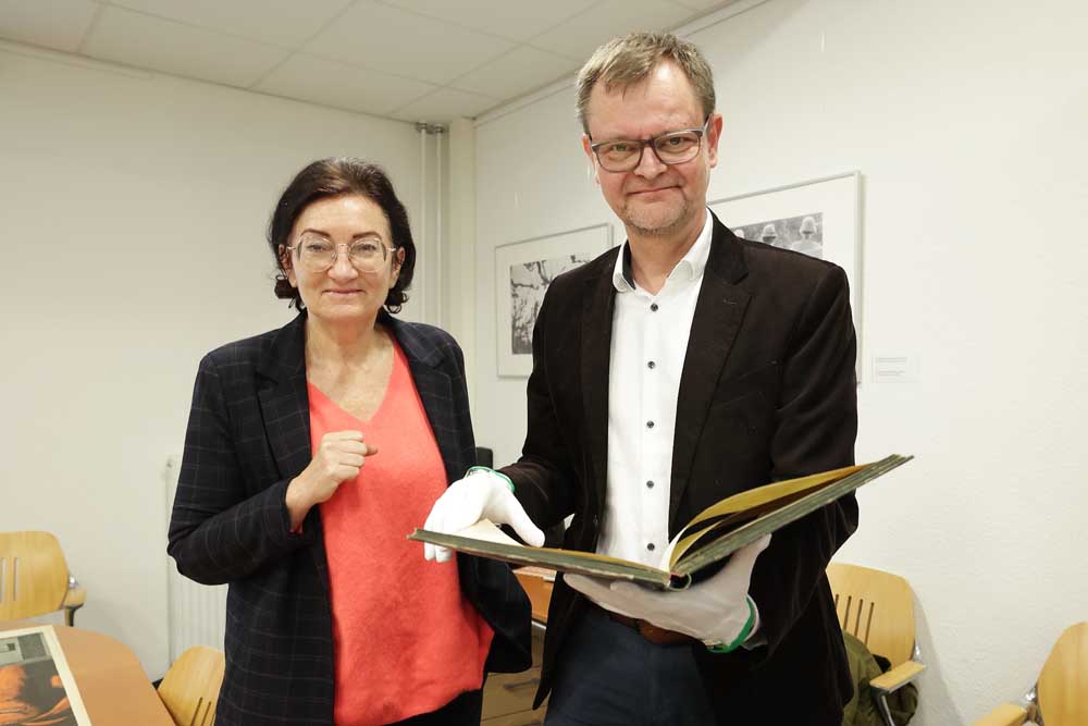 Miriam Koch, Beigeordnete für Kultur und Integration der Landeshauptstadt Düsseldorf, und Dr. Benedikt Mauer, Leiter des Stadtarchiv Düsseldorf