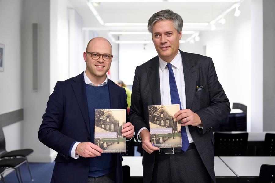 Bezirksbürgermeister Benedict Stieber und Autor sowie Leiter der Mahn- und Gedenkstätte Dr. Bastian Fleermann