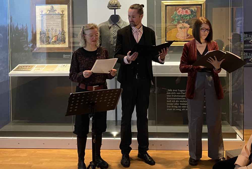In einer bewegenden Inszenierung werden die Besucher durch die Ausstellung im Sauerland-Museum geführt