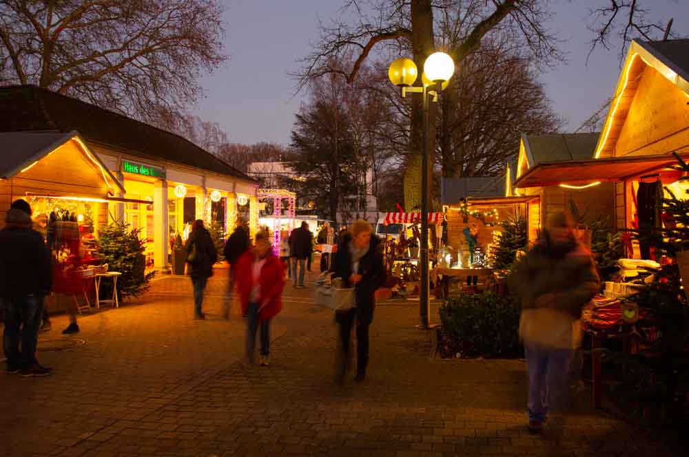 Weihnachtsmarkt Bad Waldliesborn im Abendlicht