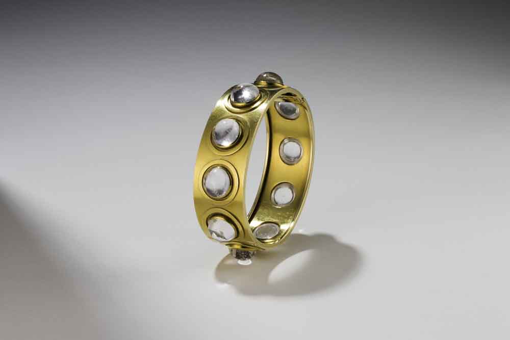 Armreif mit Mondsteinen um 1972 Silber, Mondsteine Schenkung Karoline Kampmann, 2024