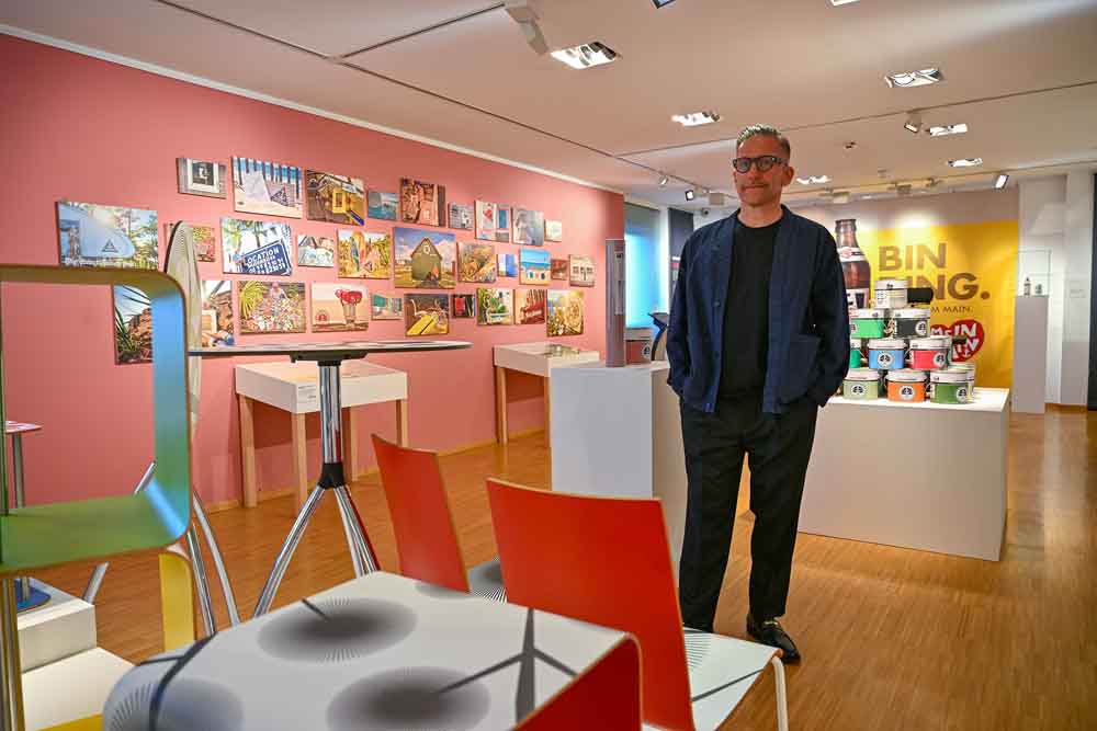 Lars Contzen in seiner Ausstellung