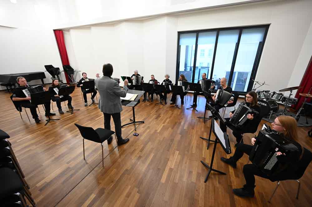 Das Akkordeonensemble bei der Konzertvorbereitung im Musikbildungszentrum Südwestfalen