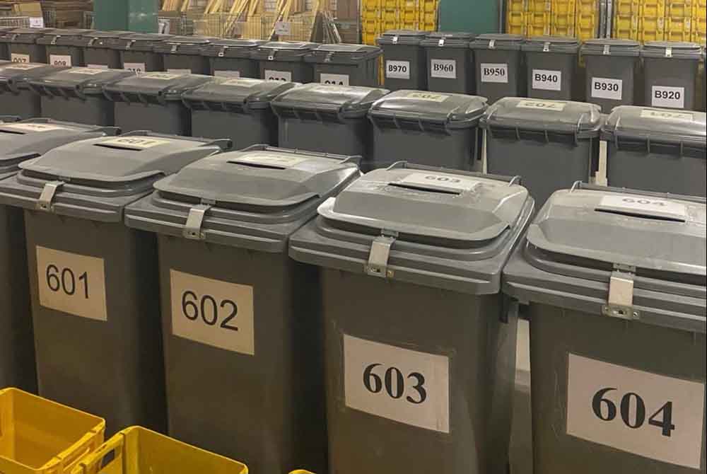 Als Wahlurnen dienen in den etwa 70 Hanauer Wahlbezirken Tonnen