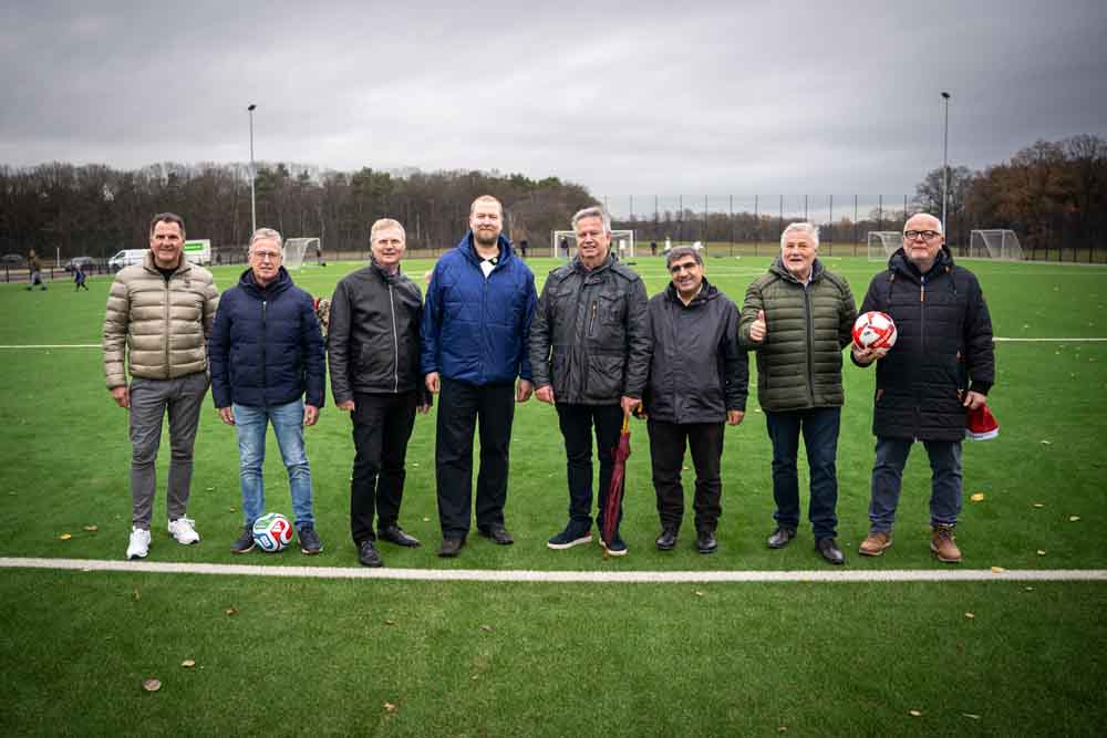 Dirk Lueg (Fachbereich Schule und Sport), Werner de Vos (Vorstand DJK Barlo), Pfarrer Rafael van Straelen, Erster Stadtrat Björn Volmering, Rainer Venhorst (Stadtverordneter), Vedat Ergün (Stadtverordneter), Franz-Josef Kalmer (DJK Diözesanverband) sowie Thomas Siemen (Vorstand DJK Barlo)