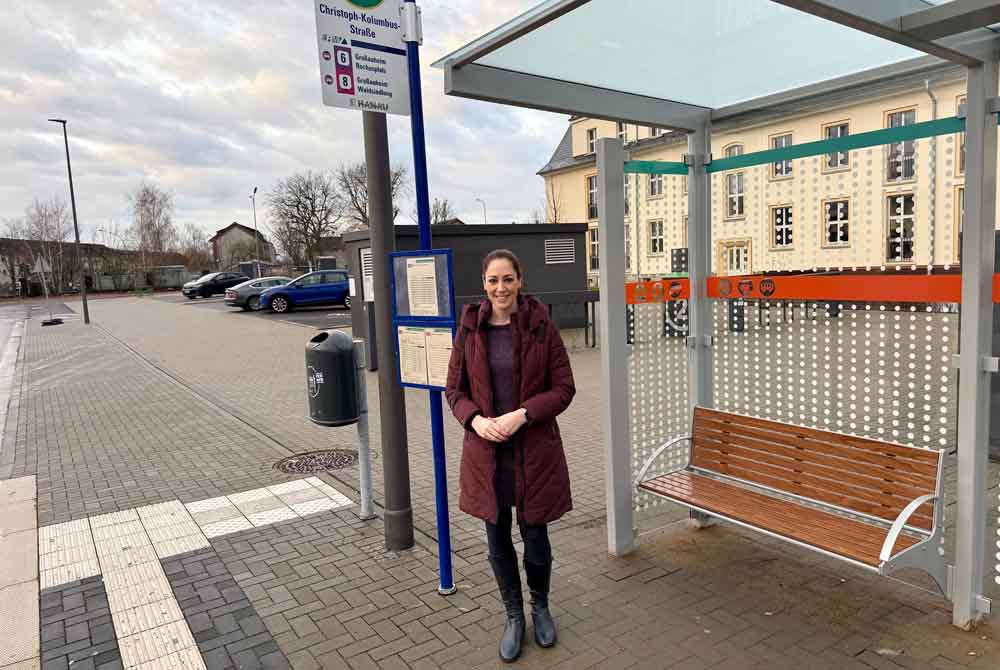 Stadträtin Isabelle Hemsley an der neuen Bus-Wartehalle