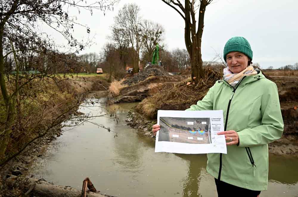 Die zuständige Bauleiterin und Landschaftsarchitektin des Kreises Soest Annette Kühlmann präsentiert den Renaturierungsplan