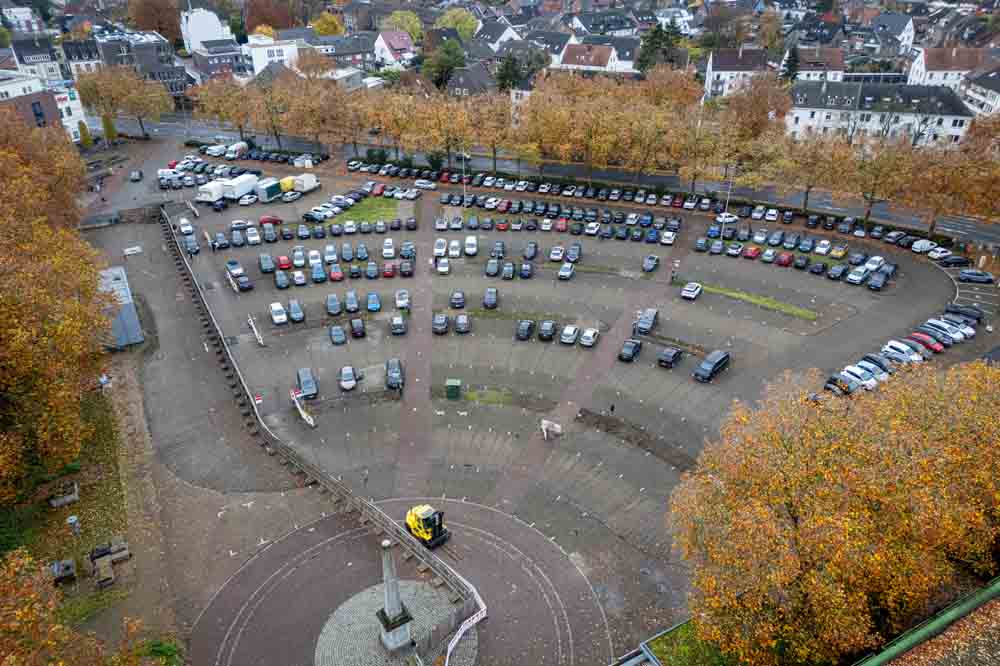Parkplätze auf dem Berliner Platz am Obelisken