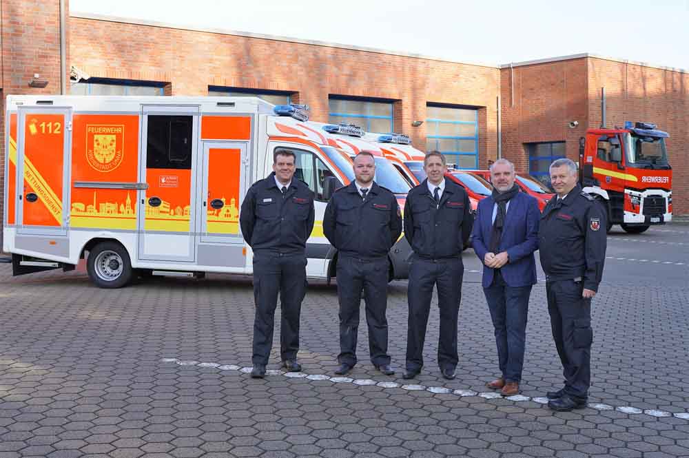 Bürgermeister Dirk Wigant mit Christian Luppa (Amtsleiter Feuerschutz und Rettungswesen), Julian Lülf und Sascha Arndsmeier (beide Löschgruppe Mühlhausen/Uelzen) sowie Matthias Zumdick (Sachgebietsleiter Technik)