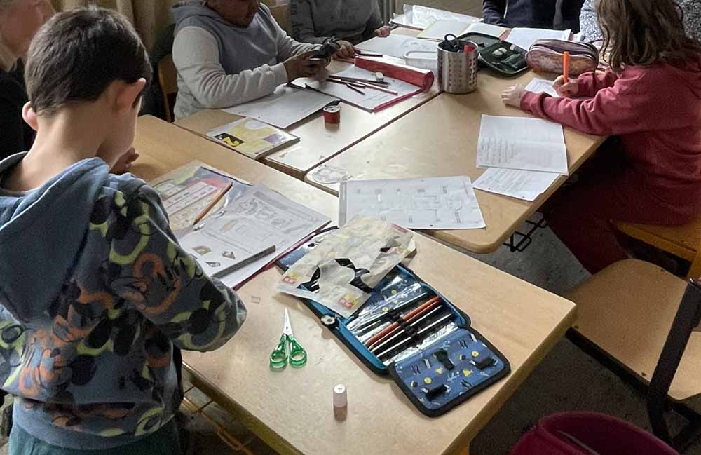 In kleinen Gruppen Kindern bei den Hausaufgaben helfen