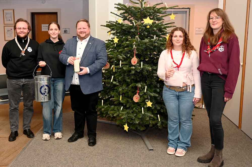Vier Soester Pfadfinderinnen und Pfadfinder vom DPSG-Stamm St. Patrokli überbrachten Landrat Heinrich Frieling das Friedenslicht aus Betlehem