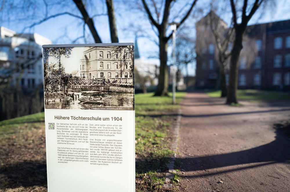 Die neue Bildtafel am Mariengymnasium