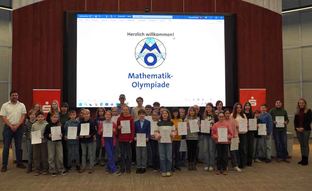 Philipp Schultz, Regionalkoordinator der Mathematik-Olympiade, und Antonia Weggebakker, stellvertretende Leiterin des Amtes für Schulen des Kreises Viersen, haben Urkunden an die Teilnehmenden des Wettbewerbs verliehen