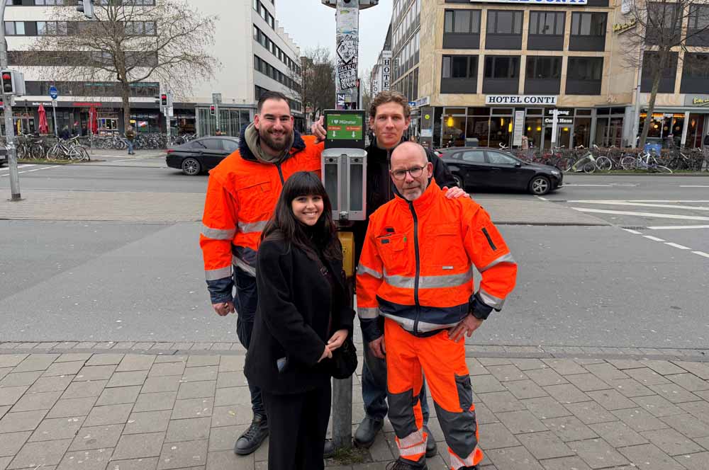 Benedikt Sohn (Disponent der awm-Stadtreinigung) und Andreas Schulz (awm-Mitarbeiter in der Stadtreinigung) mit Student Konstantin Hoff und Studentin Ghina Abbas