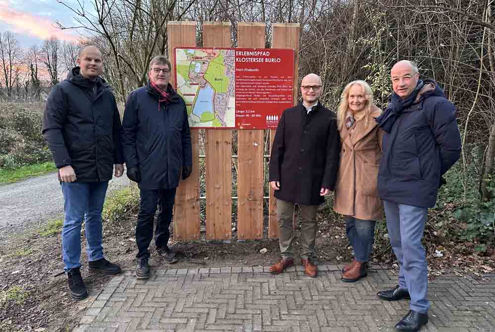 Thorben Schulze Dinkelborg, Leiter des städtischen Bauhofs, Jürgen Kuhlmann, Technischer Beigeordneter, Holger Wüstnienhaus, stellvertretender Sprecher der Dorfvertreterversammlung Borkenwirthe/Burlo, Bürgermeisterin Mechtild Schulze Hessing sowie Norbert Nießing, Erster Beigeordneter und Kämmerer