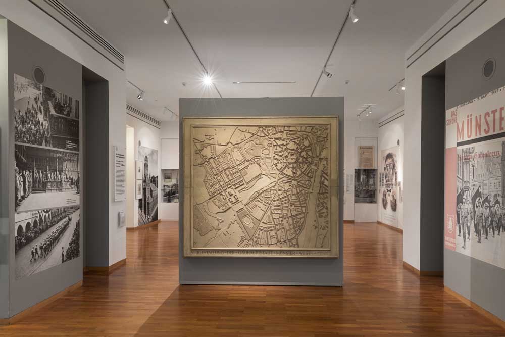 Der Blick in das Kabinett 28 des Stadtmuseums Münsters zeigt einen Teil der Schausammlung zum Thema Nationalsozialismus