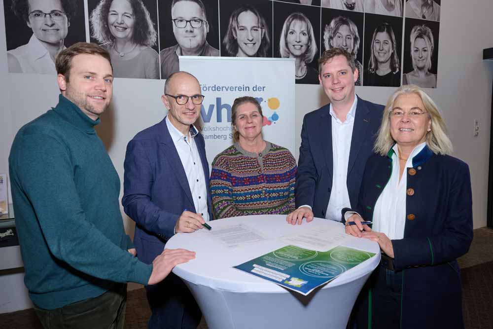 Thomas Klostermann, Sachgebietsleiter im Büro für Nachhaltigkeit der Stadt Bamberg, Dr. Stefan Goller, Referent für Wirtschaft und Digitalisierung mit Dr. Anna Scherbaum, Leiterin der vhs Bamberg-Stadt, Bürgermeister und Sozialreferent Jonas Glüsenkamp und Dr. Dagmar Steuer-Flieser, Kanzlerin der Otto-Friedrich-Universität Bamberg