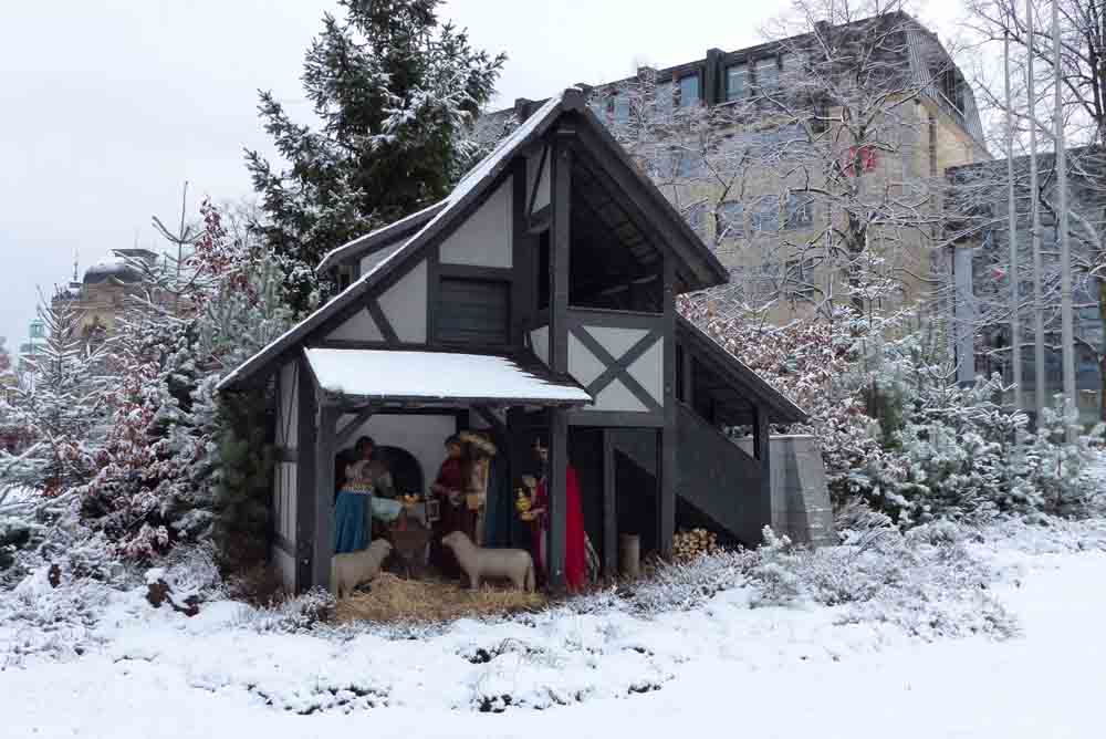 Die Großkrippe am Schönleinsplatz im winterlichen Gewand
