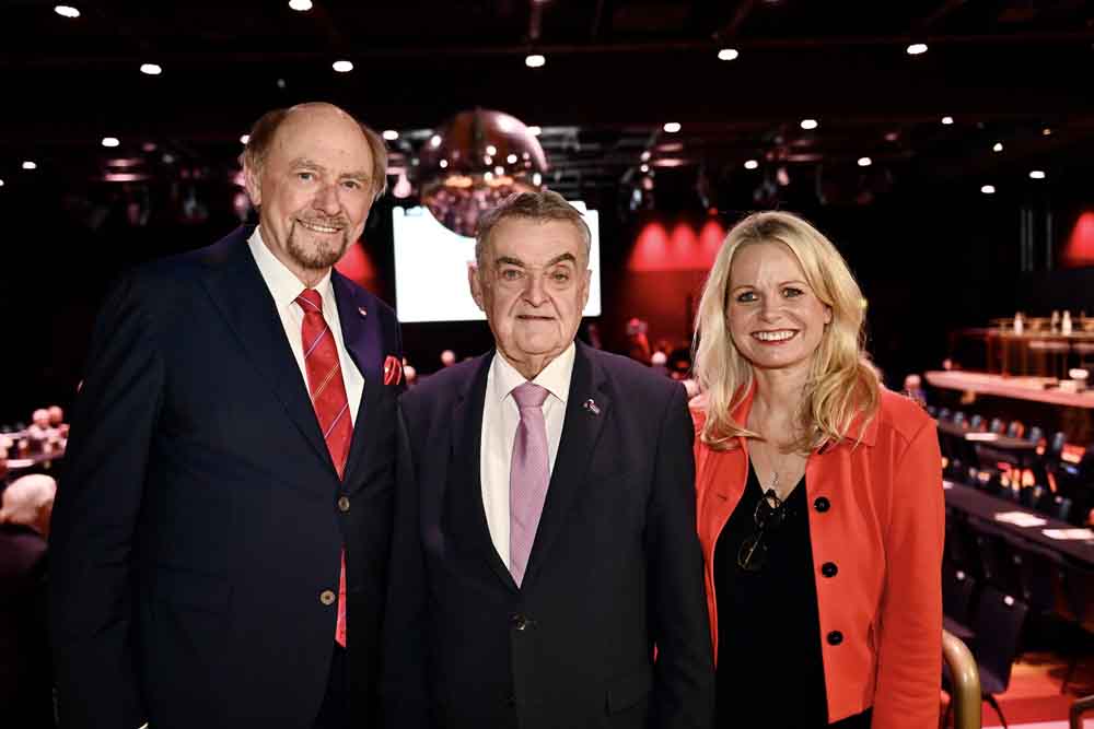 Baas Dr. Reinhold Hahlhege, NRW-Innenminister Herbert Reul und Laudatorin und NRW-Landtagsabgeordnete Angela Erwin