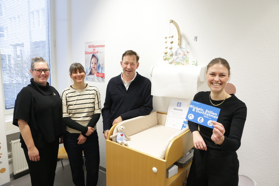 Sarah Schmelzer und Maren Johnston, Kreissprecherinnen Landesverband der Hebammen NRW, Stadtdirektor Burkhard Hintzsche und Julia Ernst, Projektarbeit Audit „Familiengerechte Kommune“
