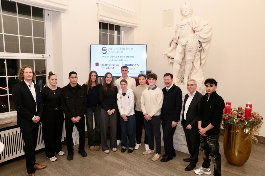 Stadtdirektor Burkhard Hintzsche ehrte die Juniorsportler und Nachwuchsleistungssporttrainer des Jahres 2025 in Anwesenheit von Dr. Stefan Dahm (Vorstandsvorsitzender der Stadtsparkasse Düsseldorf) und Tobias Scherbarth, (Geschäftsführer der Stiftung Pro Sport Düsseldorf)