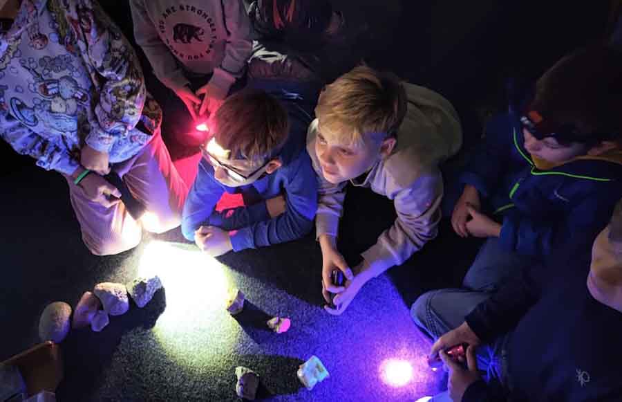 Teilnehmer bei der Taschenlampenführung