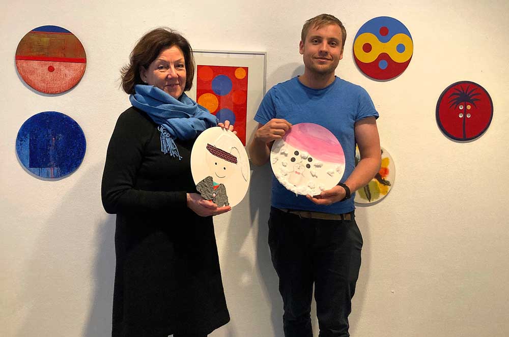 Galerieleiterin Dr. Susanne Conzen und Musemsmitarbeiter Benedikt Müller mit den Weihnachtsknöpfen von Olivia und Luisa Struckmeier
