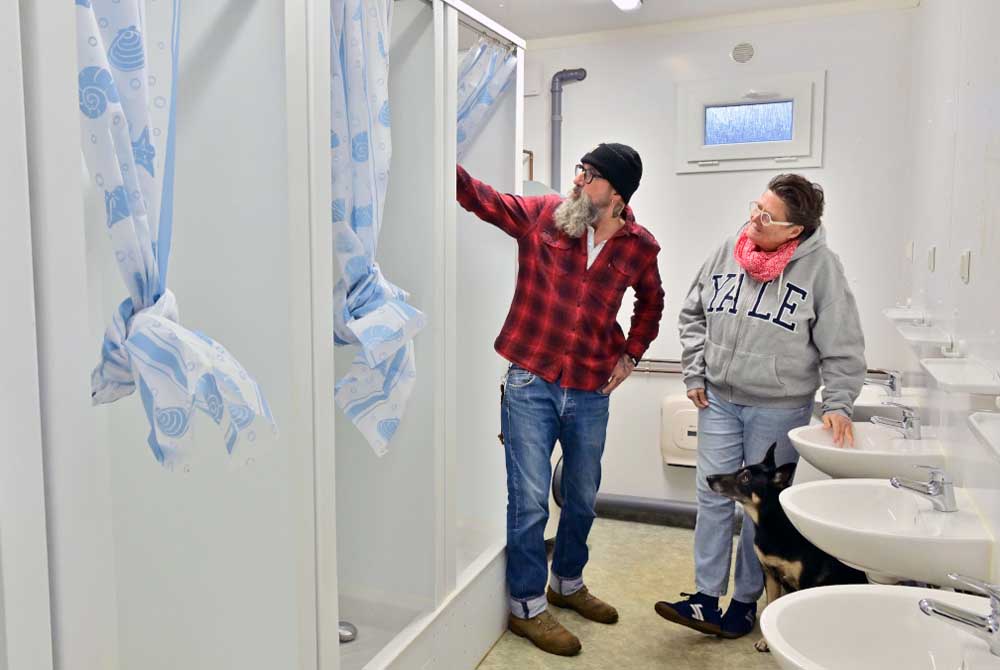 Die städtische Beigeordnete Sabine Lauxen mit Obdach-Leiter Thomas Kron