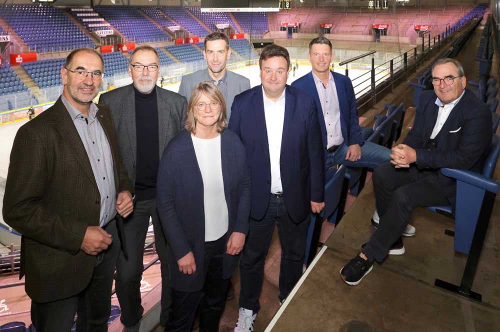 Siegfried Thomaßen und Jochen Adrian (SSB), Hallenmanagerin Inge Klaßen, Jens Sattler (SSB), Stadtdirektor Markus Schön, Oliver Kostermann (Fachbereich Sport) und Paul Keusch (Seidenweberhaus GmbH)