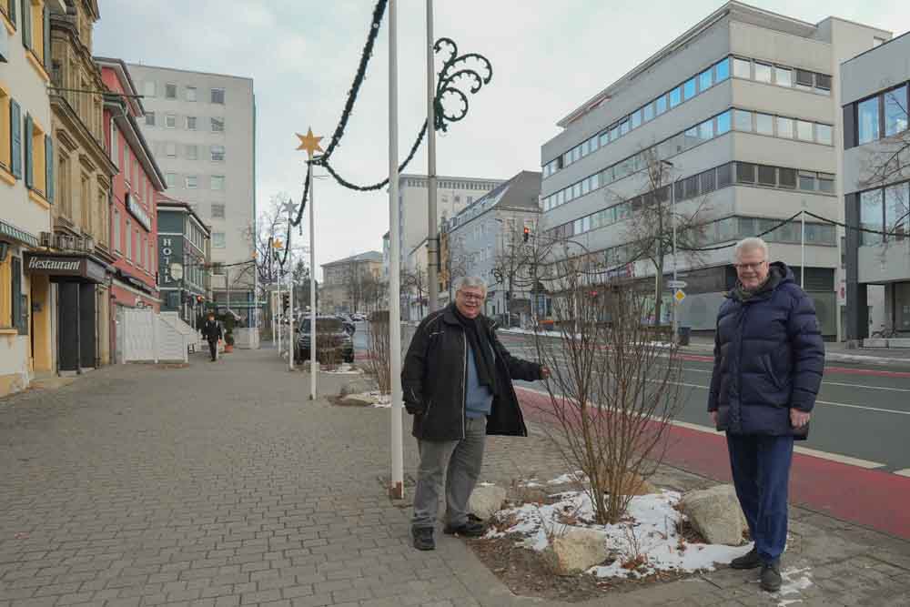 Oberbürgermeister Thomas Ebersberger und Stadtgartenamtsleiter Robert Pfeifer