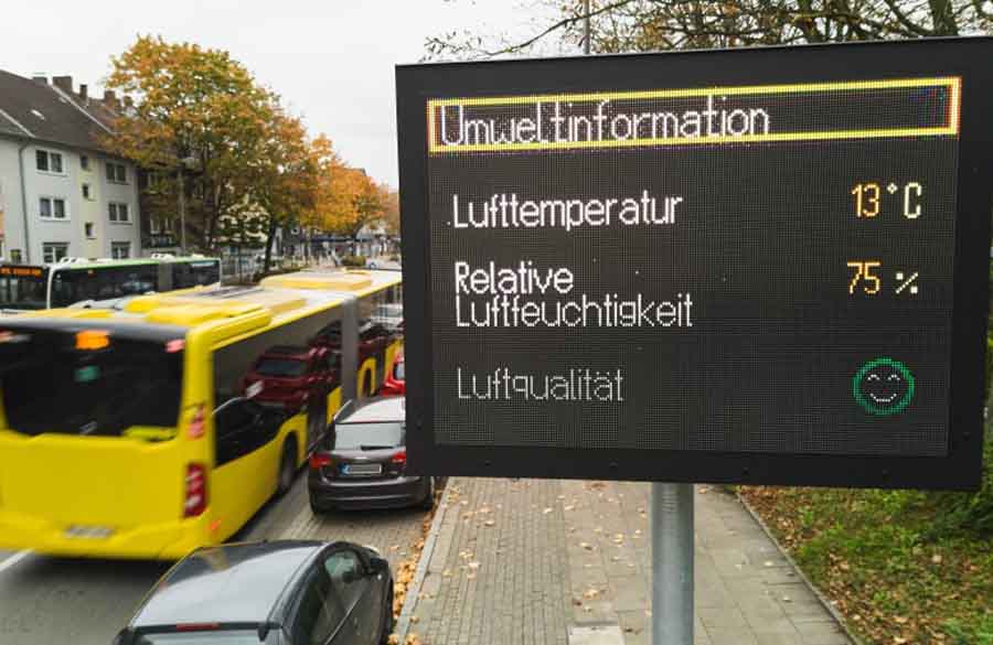 Auf elektronischen Tafeln erhalten die Verkehrsteilnehmenden unterschiedlichste Informationen