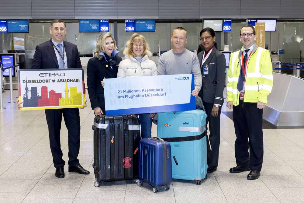 Dorit Golling wurde zusammen mit ihrem Ehemann Maik Golling von Mitarbeitenden des Flughafens Düsseldorf und der Etihad Airways überrascht