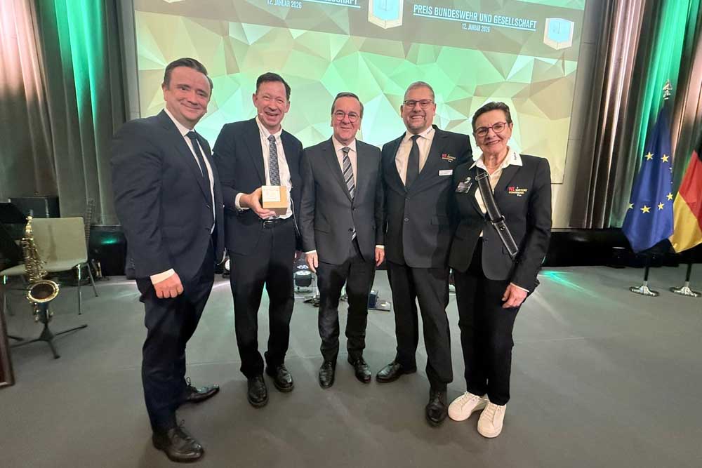 Die Düsseldorfer Delegation bei der Preisverleihung in Berlin mit Martin Ammermann (l.), Executive Director Sports Major Events bei D.LIVE, Stadtdirektor Burkhard Hintzsche (2.v.l.) und Verteidigungsminister Boris Pistorius (M.) sowie Stephan Wüsthoff