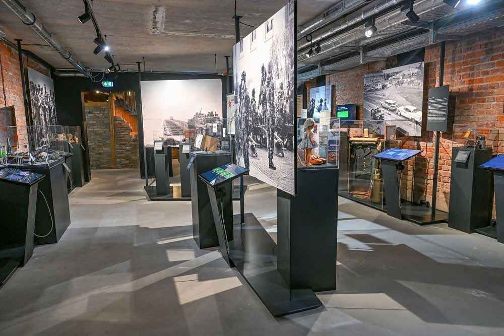 Blick ins gerade eröffnete Dokumentationszentrum Hanauer Militärgeschichte im Pioneer Park