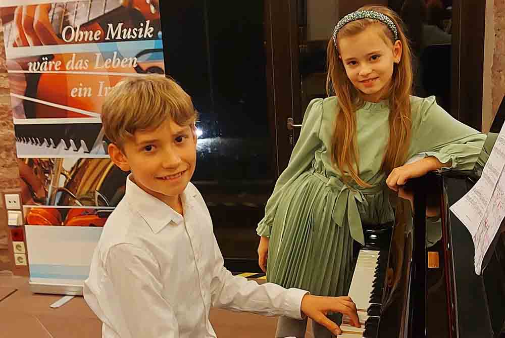 Frederik Merklein und Jessika Ghilenschi