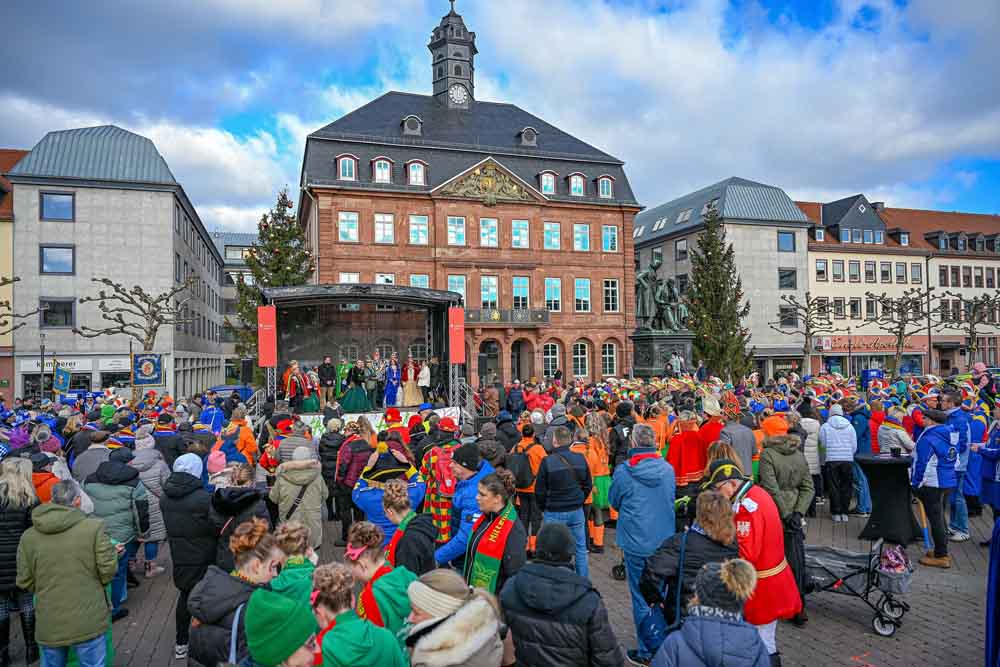 Der traditionelle Rathaussturm lockt jedes Jahr viele Menschen auf den Hanauer Marktplatz