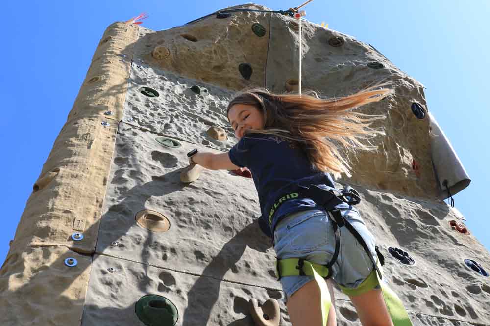 Mädchen an Kletterwand