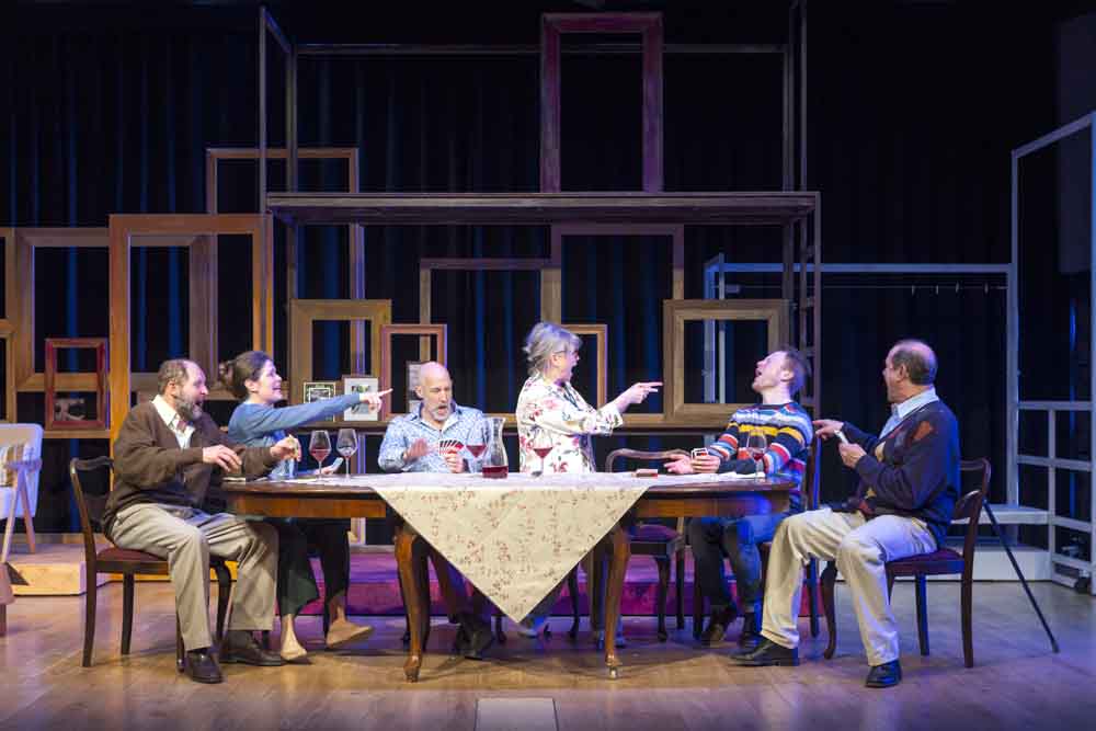 Szenenfoto "Und wenn wir alle zusammenziehen?"