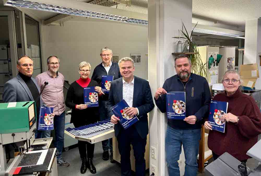 Berthold Assheuer (Fachbereichsleiter Bildung und Jugend HSK), Christopher Eckei (Leiter Hausdruckerei HSK), Nadja Donner (vhs Hochsauerlandkreis), Ludger Büngener (Verwaltungsleiter vhs Hochsauerlandkreis), Landrat Thomas Grosche, Hubertus Becker (Leiter vhs Hochsauerlandkreis), Martina Müller (vhs Hochsauerlandkreis)