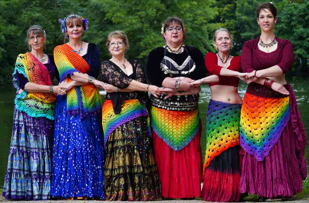 Teil der Gruppe „Rainbowdancer"