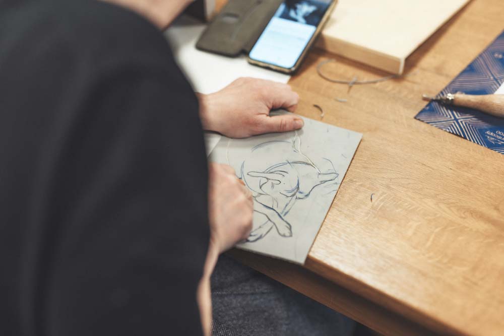 Person beim Linolschnitt