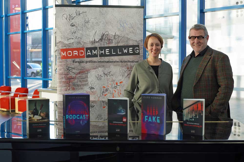 Die Thriller-Autorin Cleo Konrad mit David Nethen, Amtsleiter für Kultur und Weiterbildung bei der Kreisstadt Unna