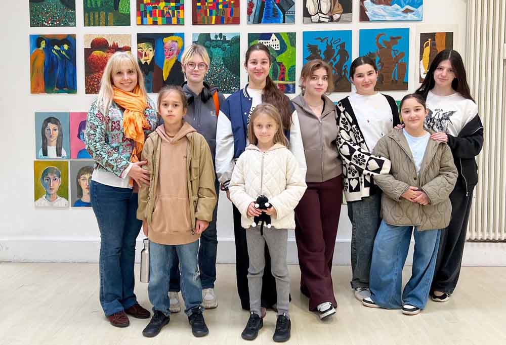 Elena Kambina und die Kinder und Jugendlichen aus dem ArtLab
