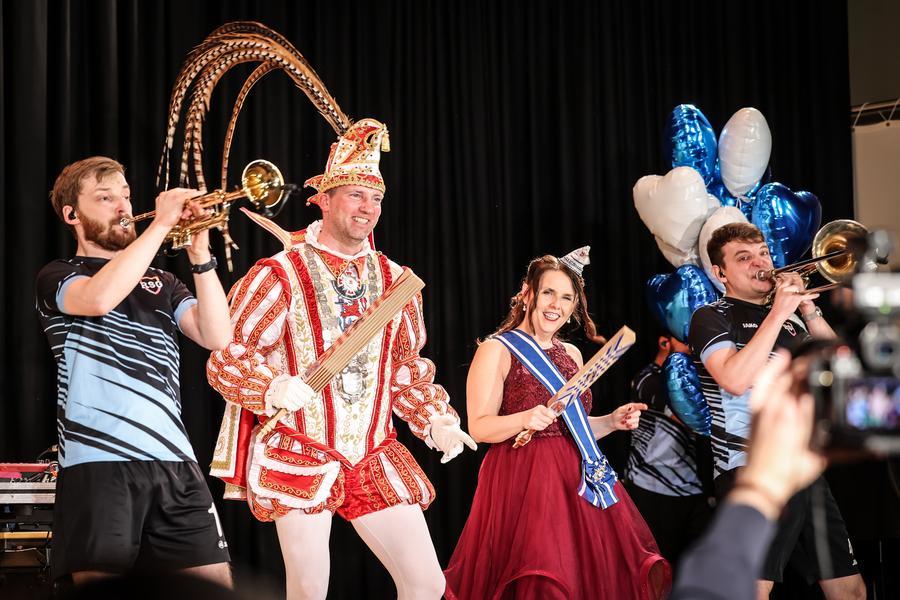 Das Prinzenpaar Marcus I. und Venetia Nicole mit der Rhythmussportgruppe