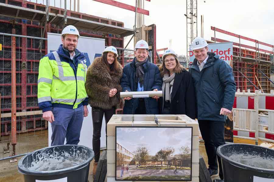 IPM-Geschäftsführer Michael Köhler, Schulleiterin der Selma-Lagerlöf-Schule Anja Menke, Stadtdirektor Burkhard Hintzsche, Schulleiterin der Hermann-Gmeiner-Schule Stefanie Köster und Jens Egbers, Mitglied der Lühnbau-Geschäftsführung